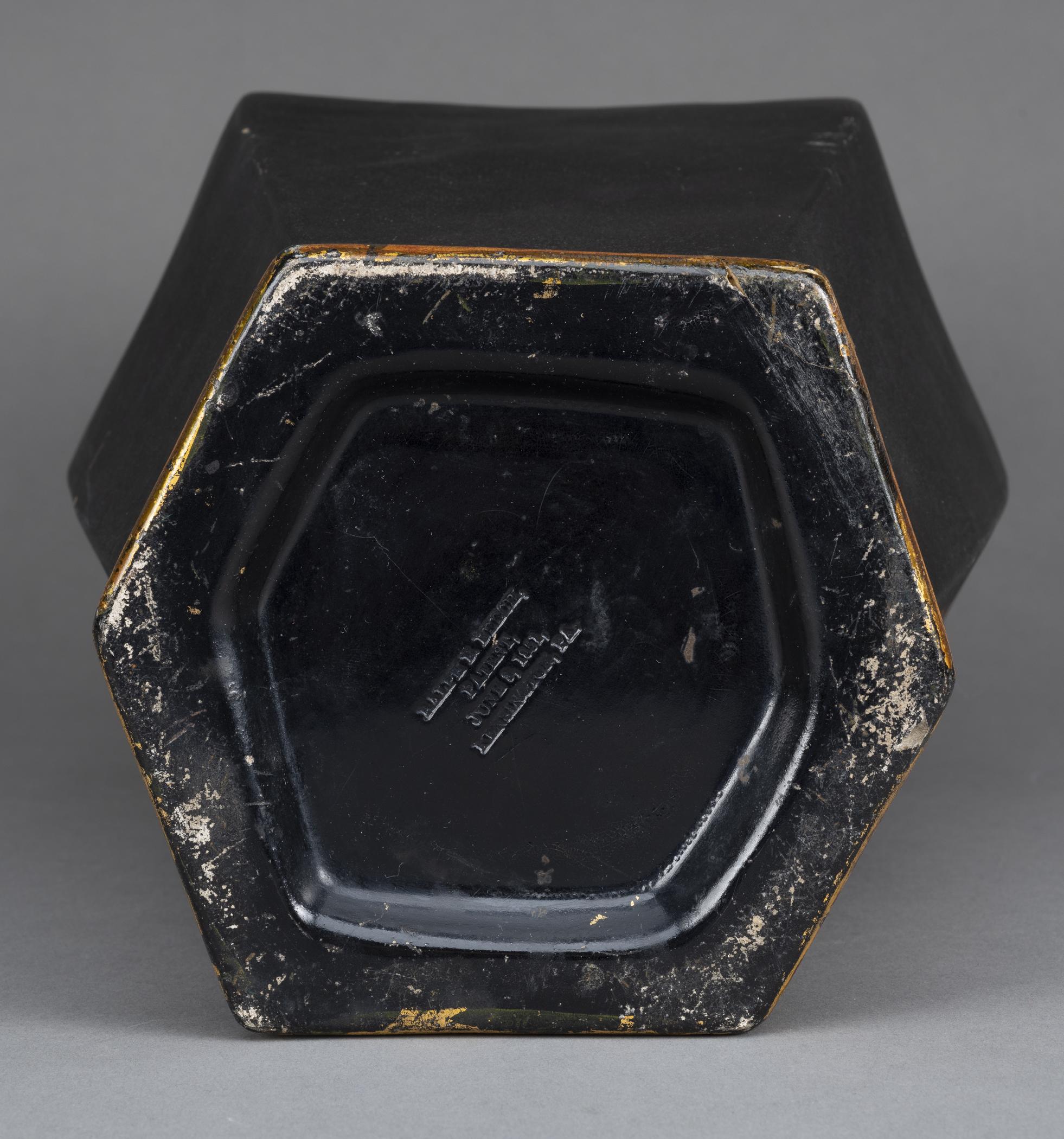 2020.0010.001 Flower container, detail 2
