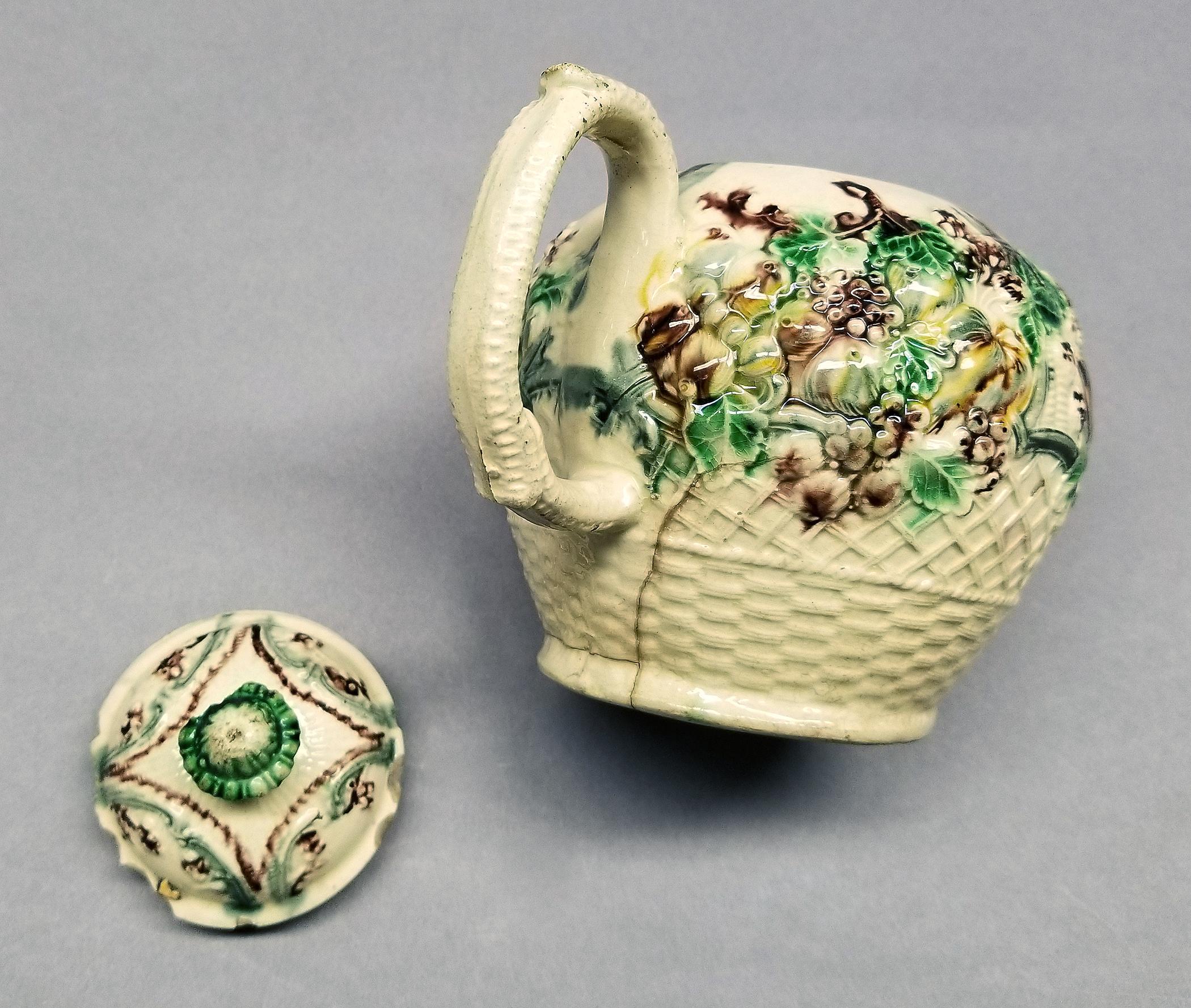 2020.0019.001.001 A, B Teapot view 2