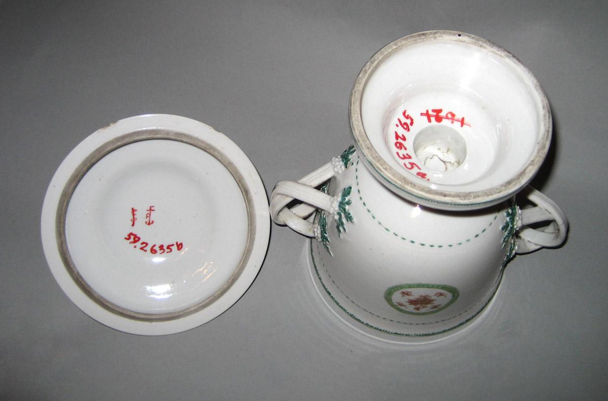 1959.2635 Cup and cover underside
