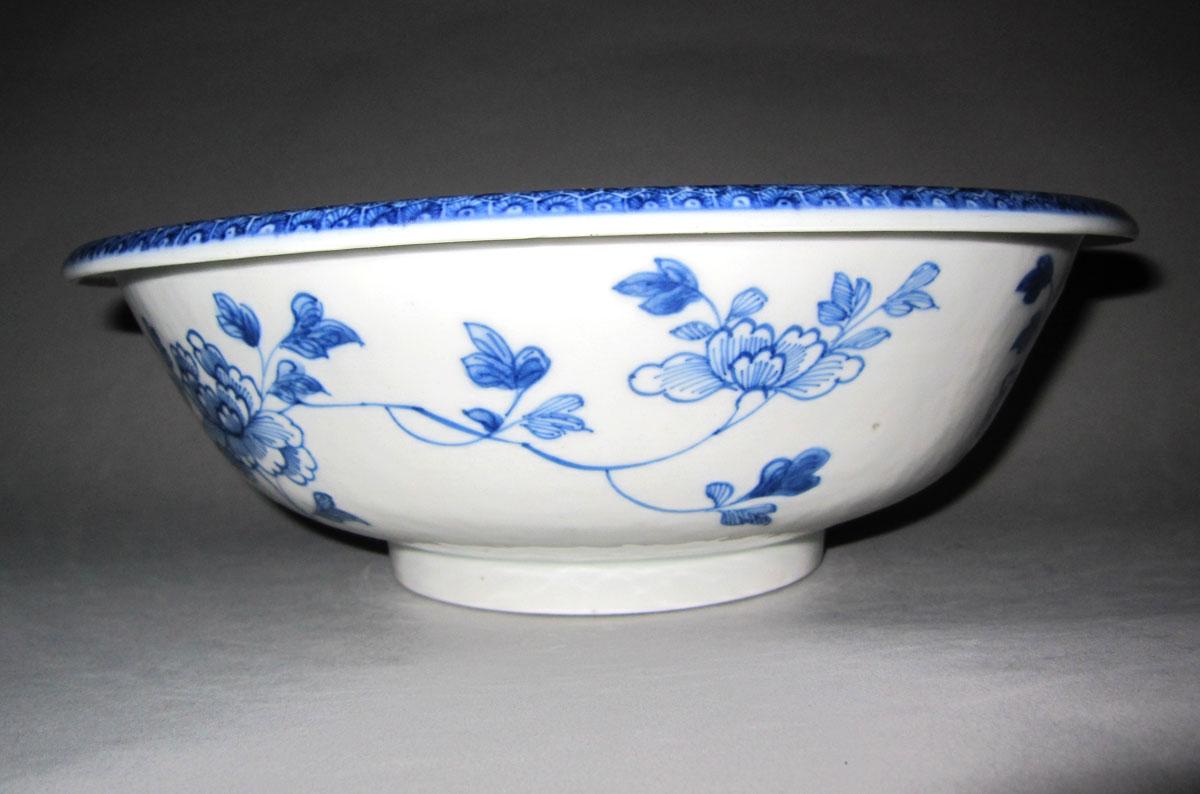 1959.2686 Porcelain basin side
