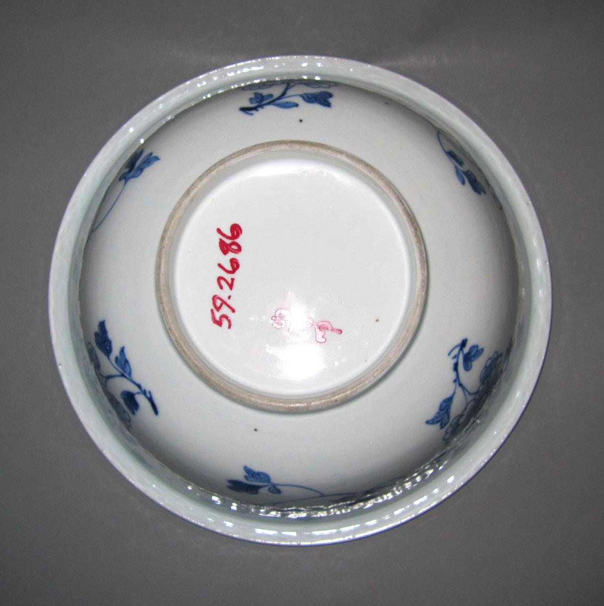 1959.2686 Porcelain basin underside