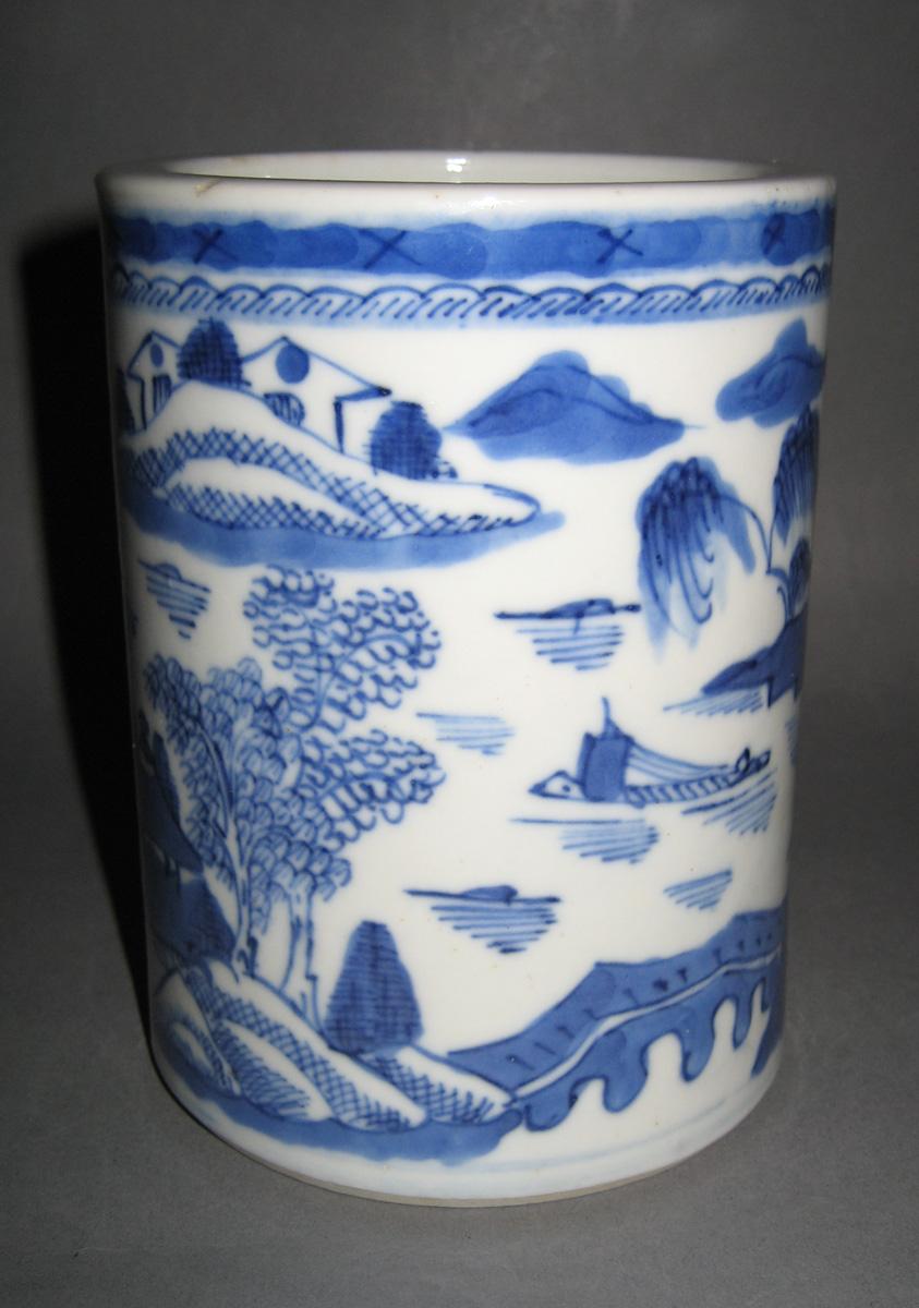 1959.2689 brush pot view 2