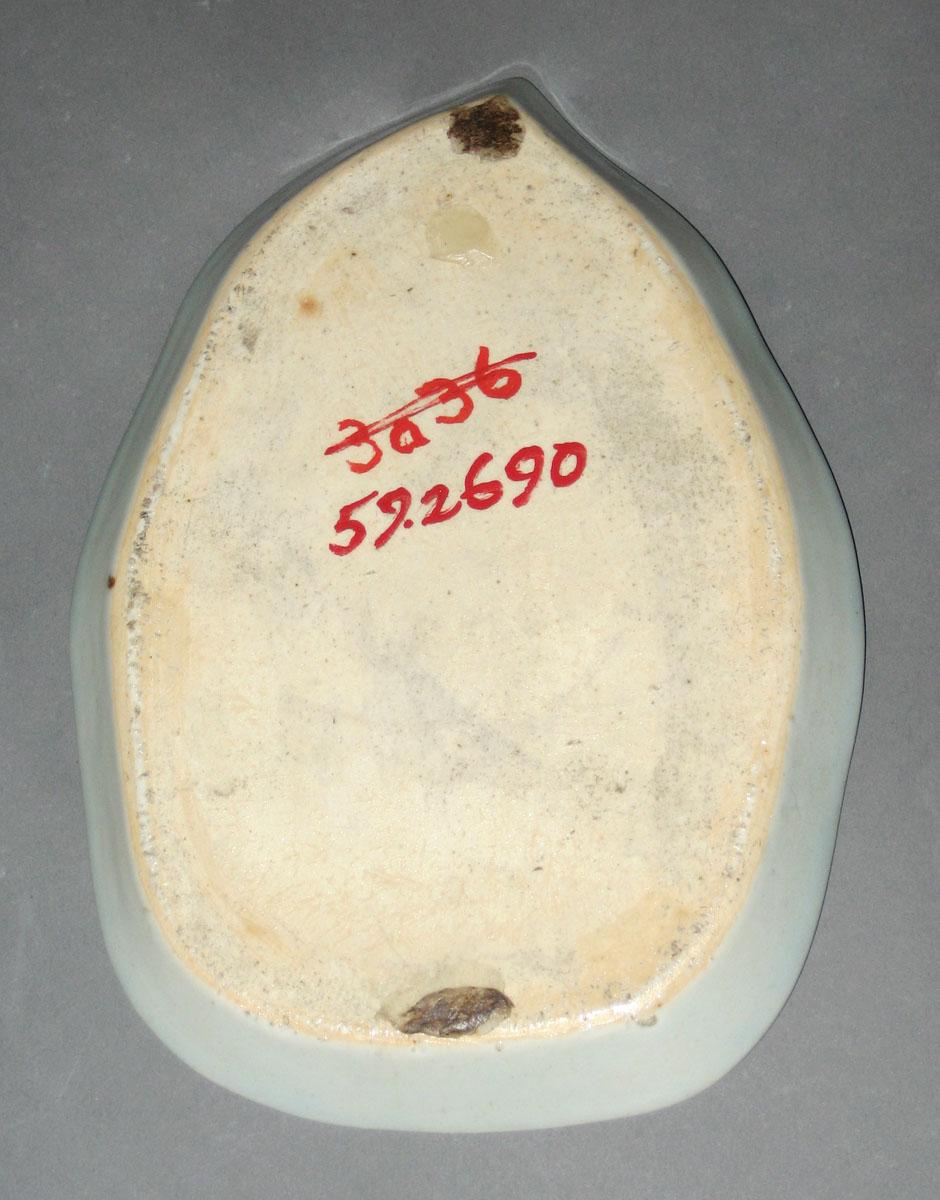 1959.2690 Porcelain dish, bottom