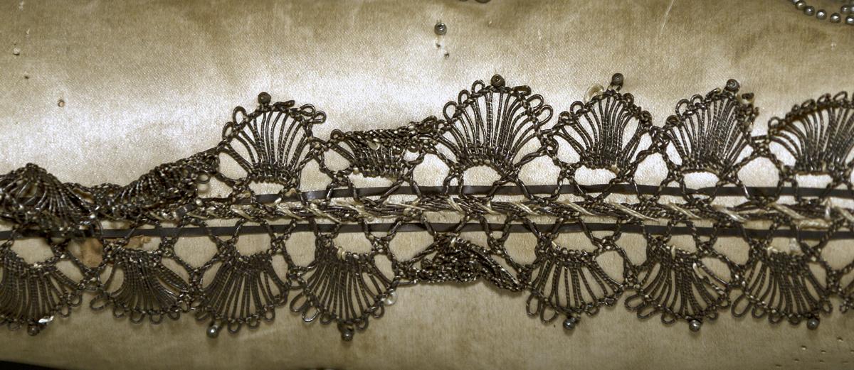1959.2712 Pincushion, Side