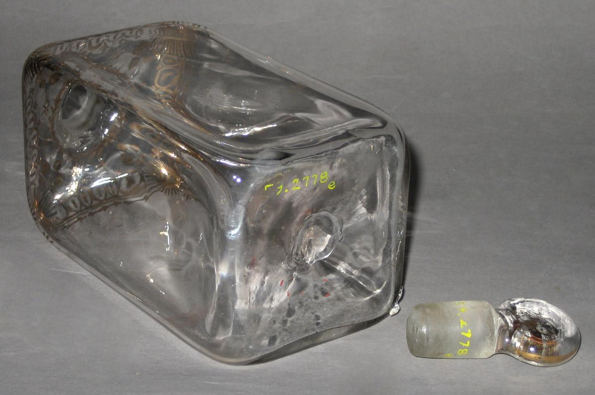 1959.2778 E Glass case bottle (bottom)