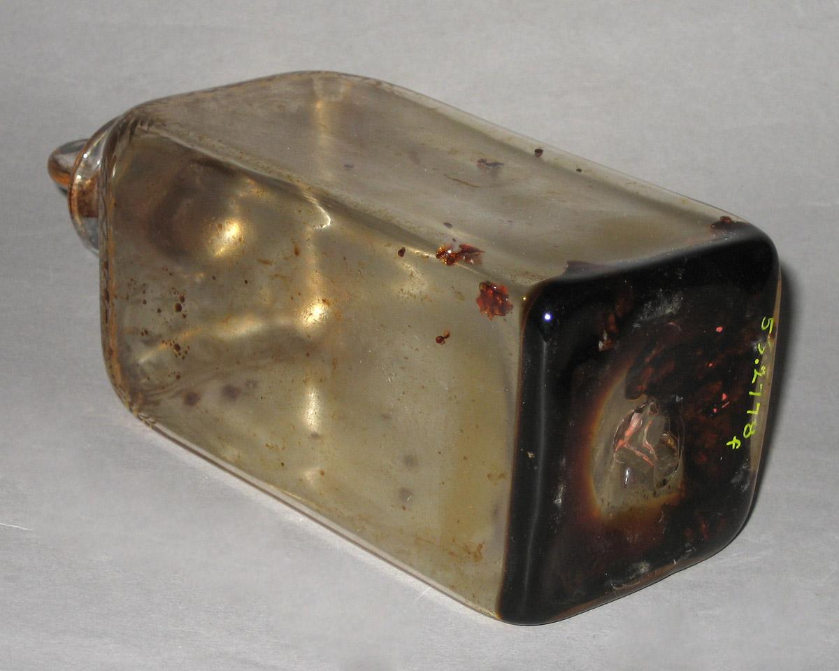 1959.2778 F Glass case bottle  (bottom)