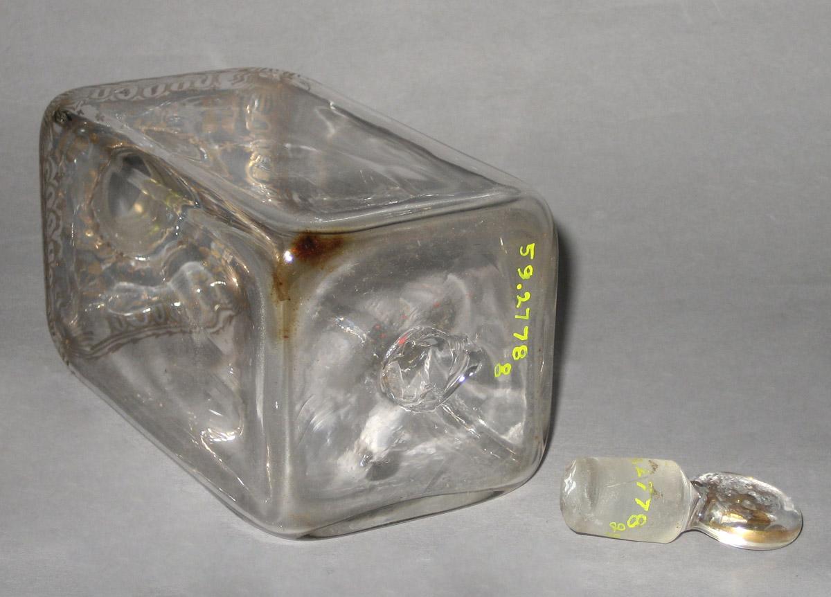 1959.2778 G Glass case bottle (bottom)