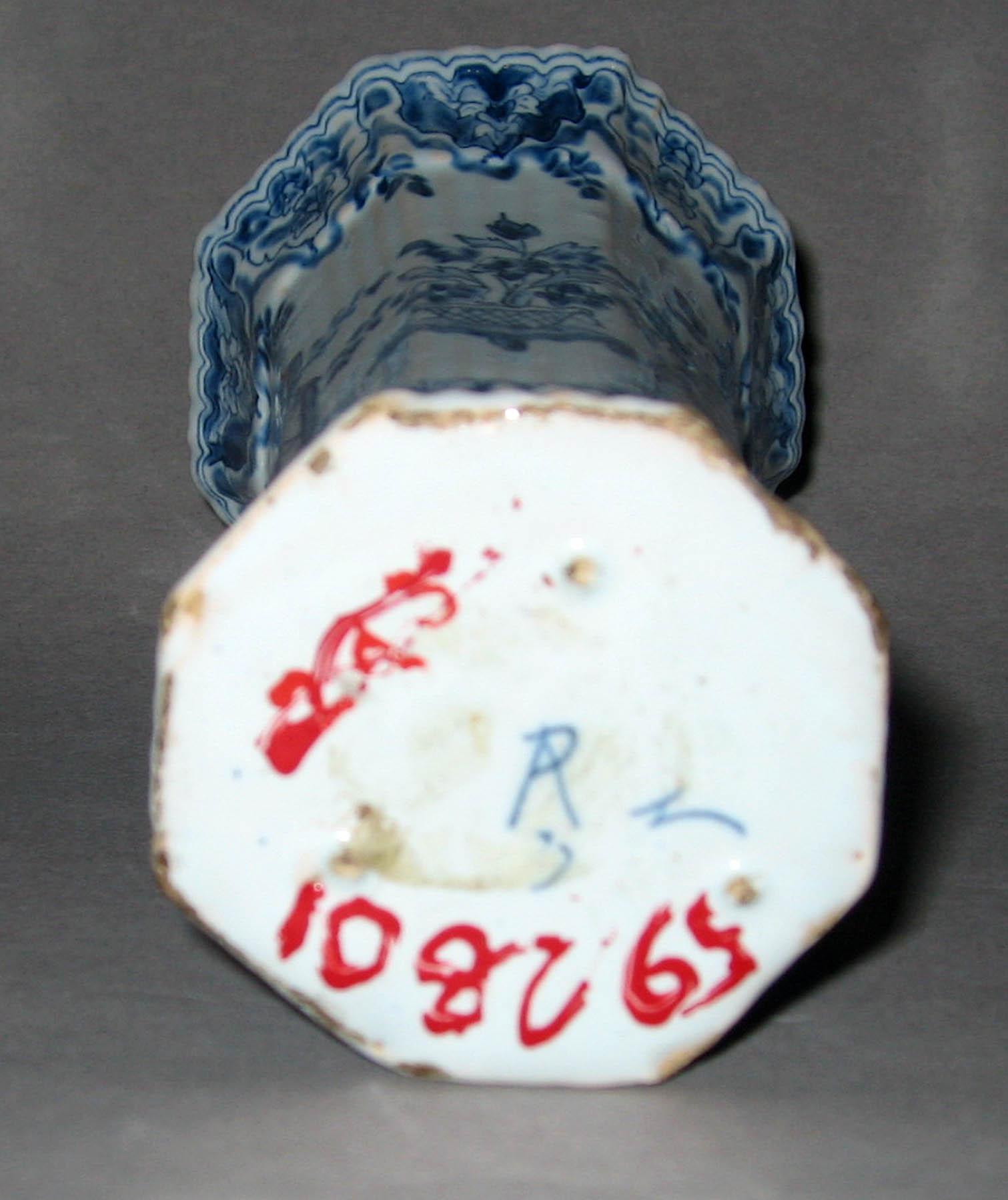 1959.2801 Tin-glazed earthenware vase (underside)