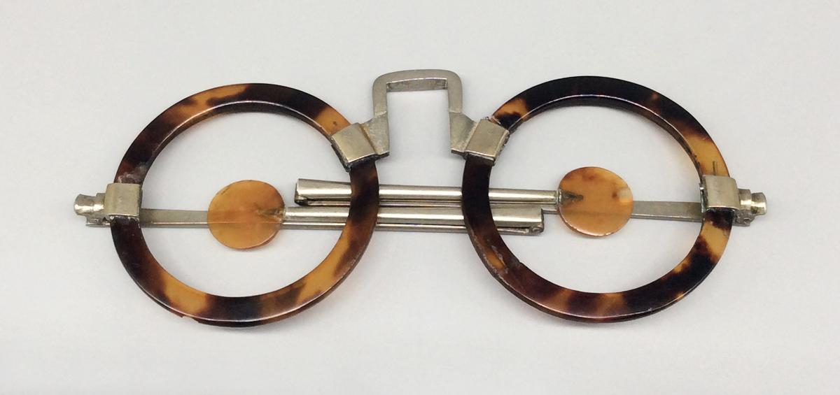 1952.0005 Spectacles, view1