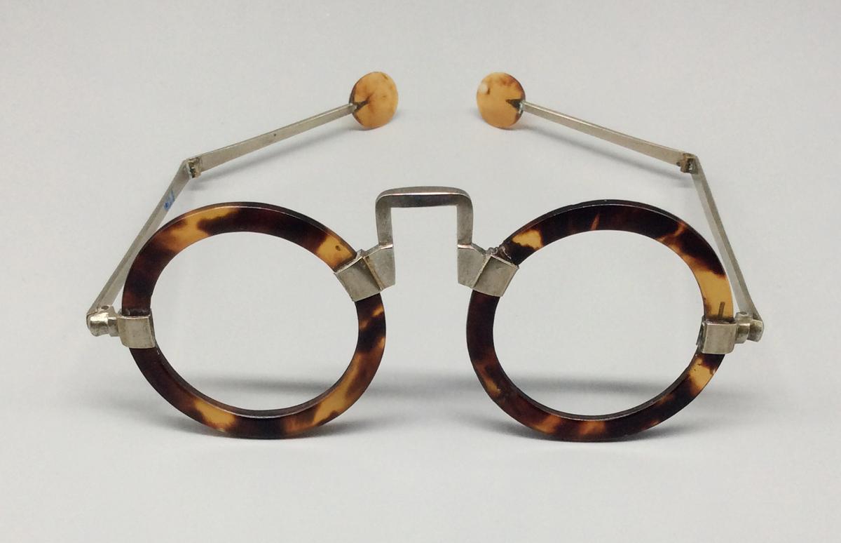 1952.0005 Spectacles, view 3