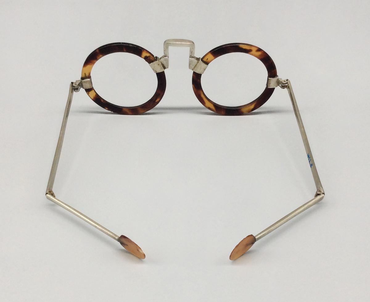 1952.0005 Spectacles, view 4