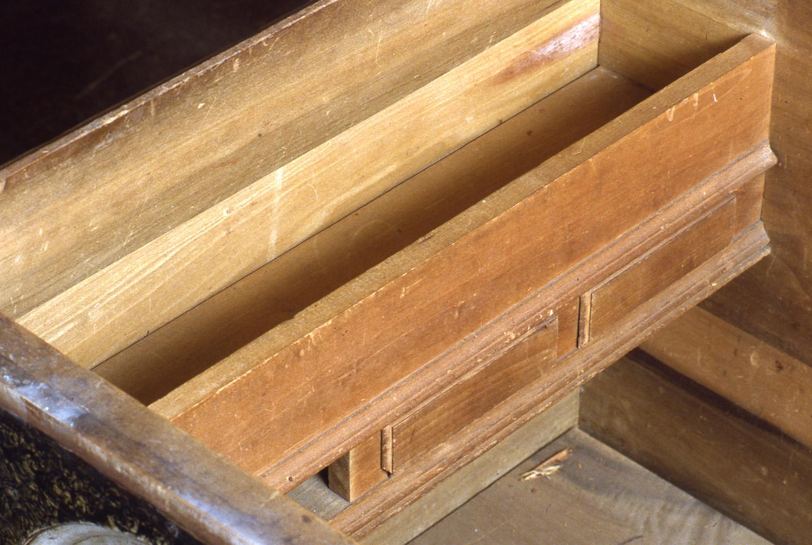 1959.2804 Chest interior
