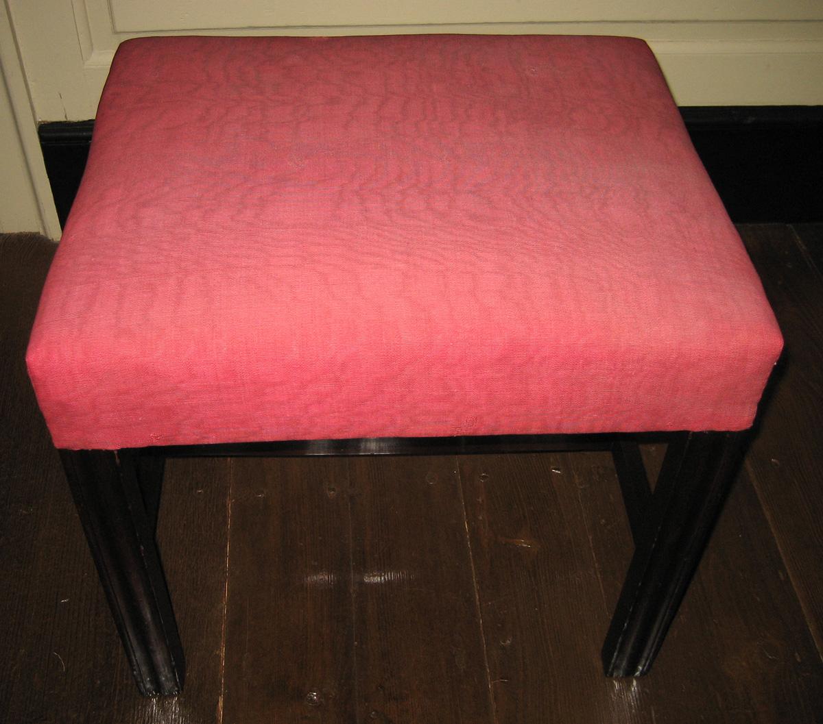 1959.2845 Stool, view 3