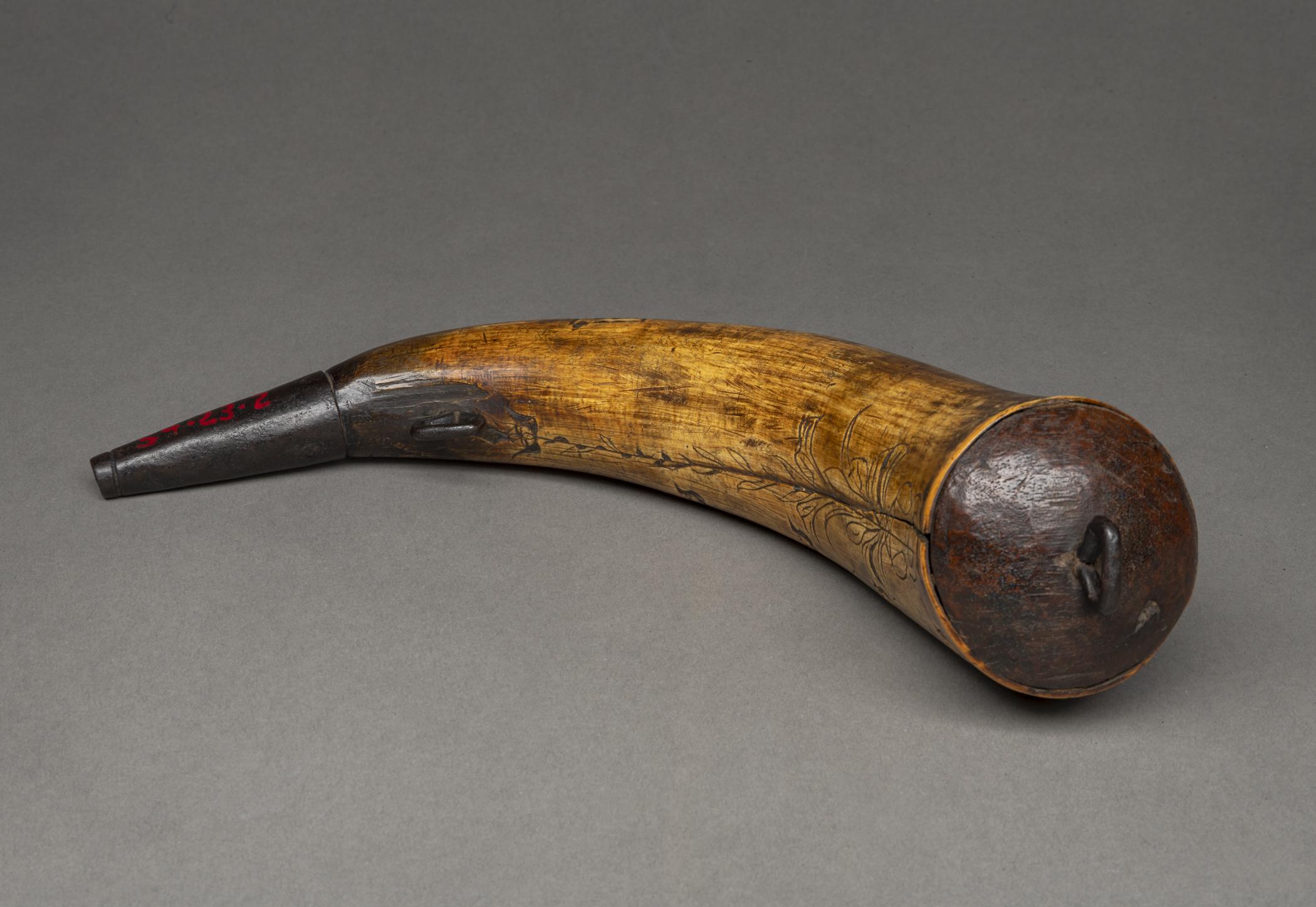1954.0023.002 Powder horn, view 3