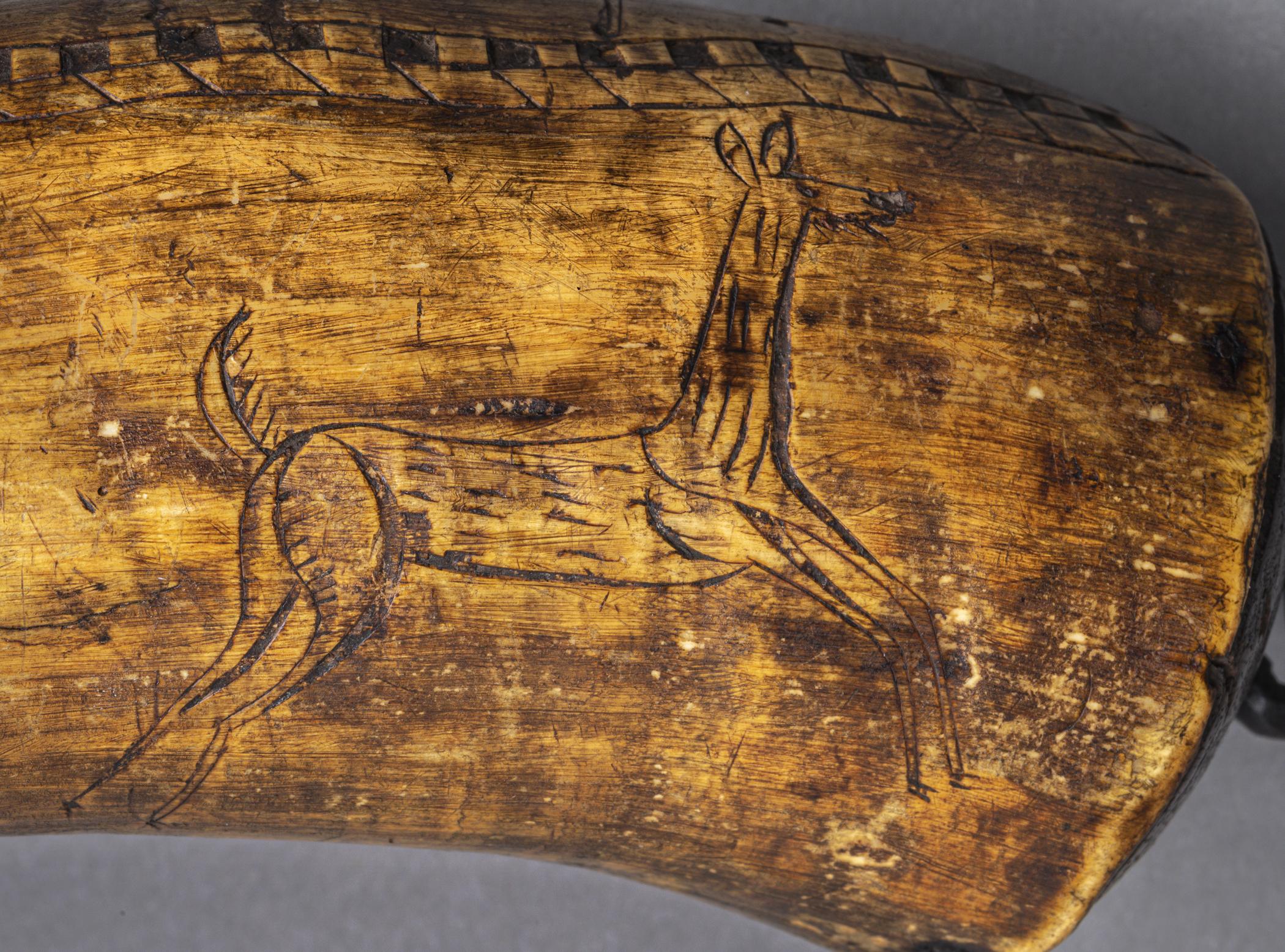 1954.0023.002 Powder horn, detail 3