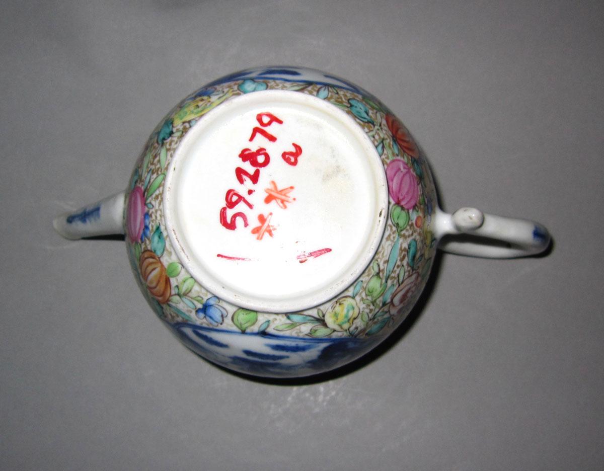 1959.2879 A Porcelain teapot underside