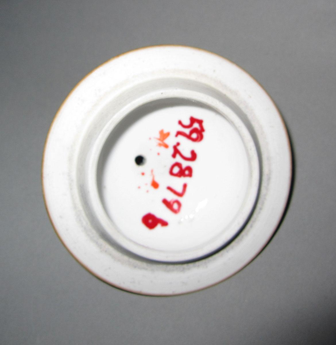 1959.2879 B Porcelain teapot cover underside
