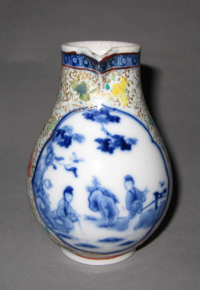1959.2881 Porcelain cream pot medallion