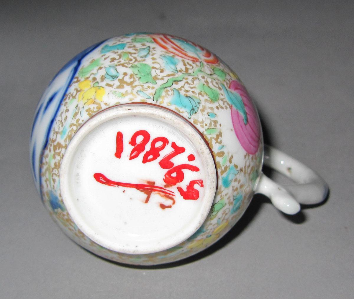 1959.2881 Porcelain cream pot underside
