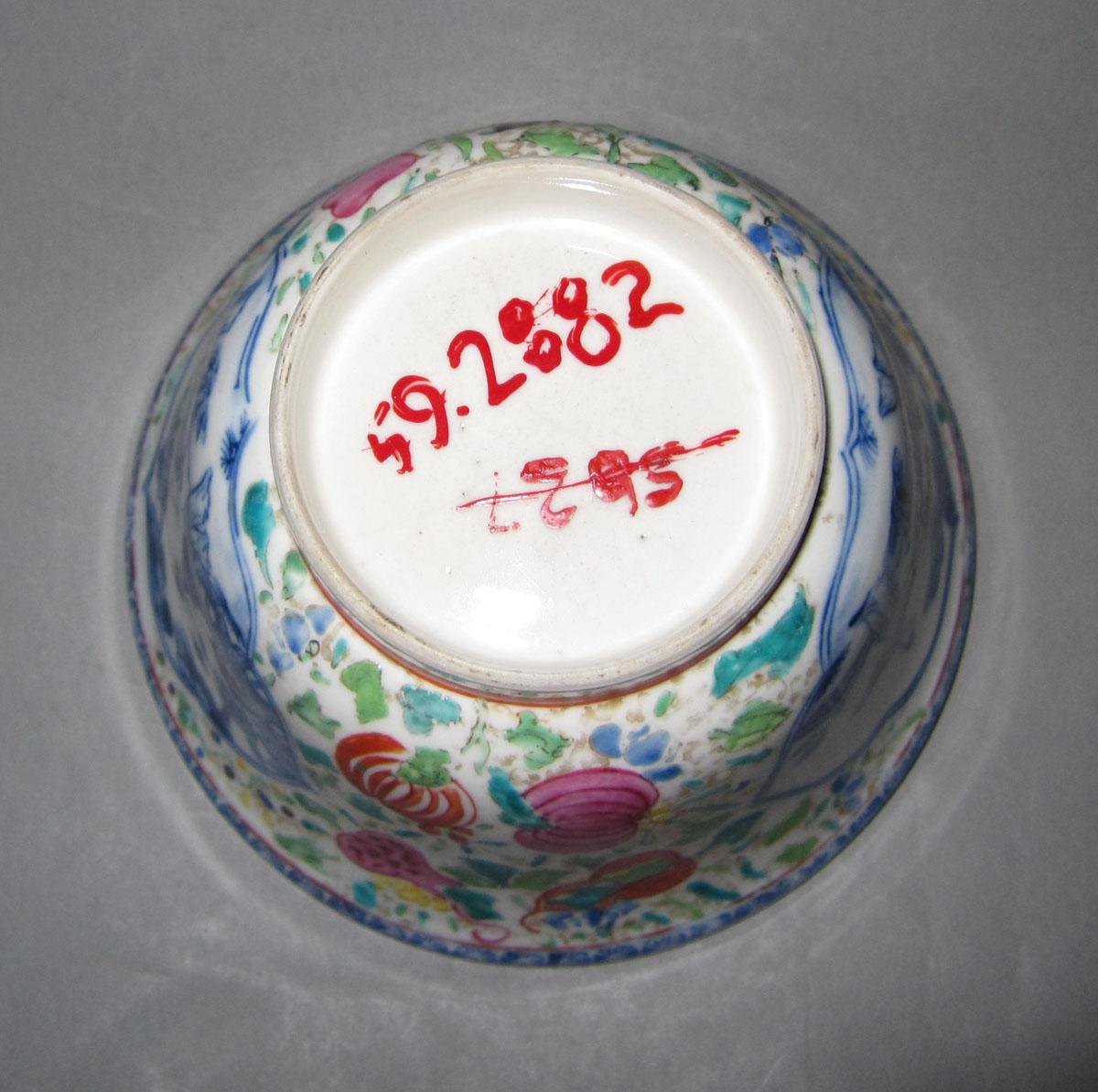 1959.2882 Porcelain sugar bowl underside