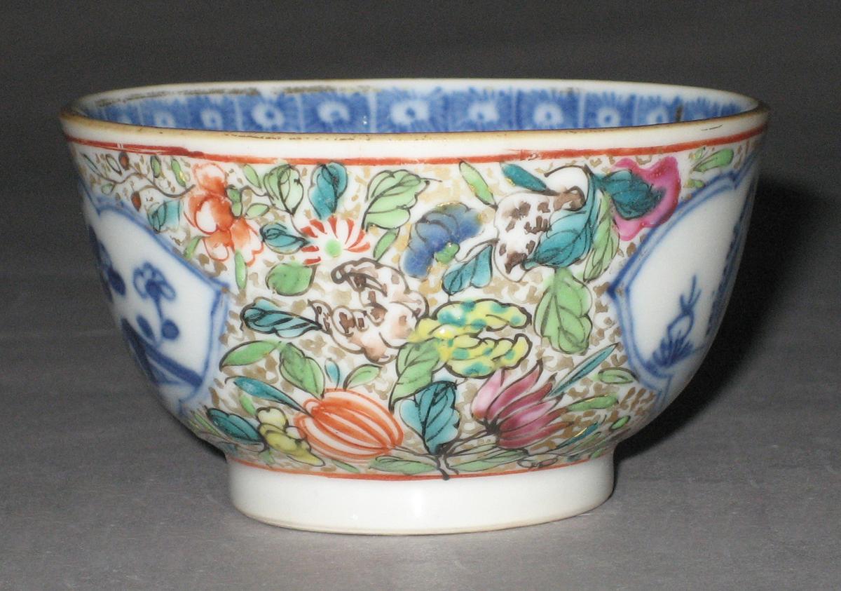 1959.2884 A Chinese porcelain teabowl (side 3)