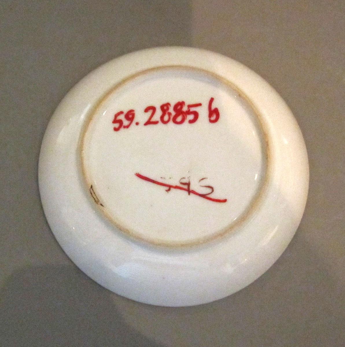1959.2885 B Porcelain saucer underside