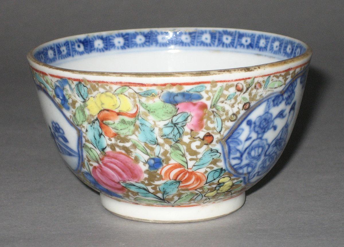 1959.2886 A Chinese porcelain teabowl (side 3)