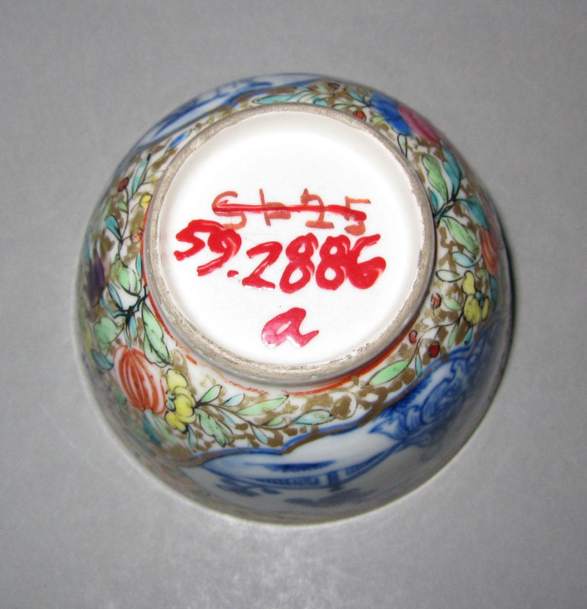 1959.2886 A Porcelain teabowl underside