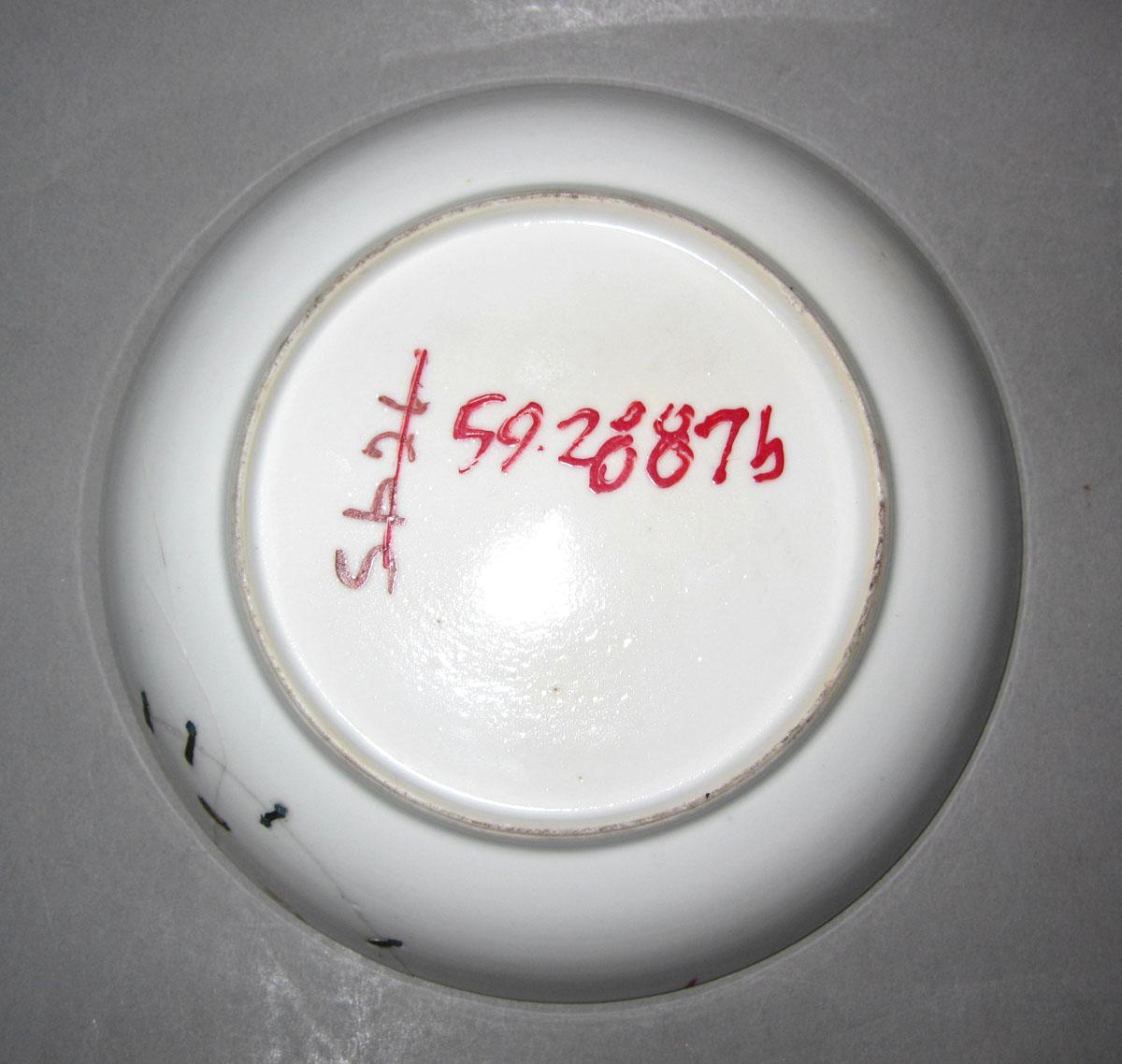 1959.2887 B Porcelain saucer underside