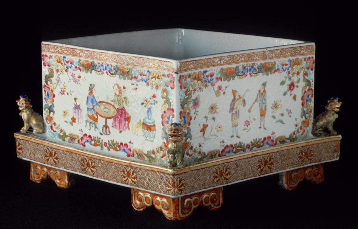 1959.2894 Casket, view 3