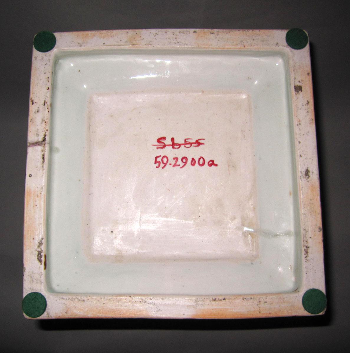 1959.2900 A Porcelain flower container underside