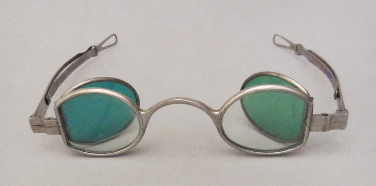 1959.2915 Spectacles, view 1