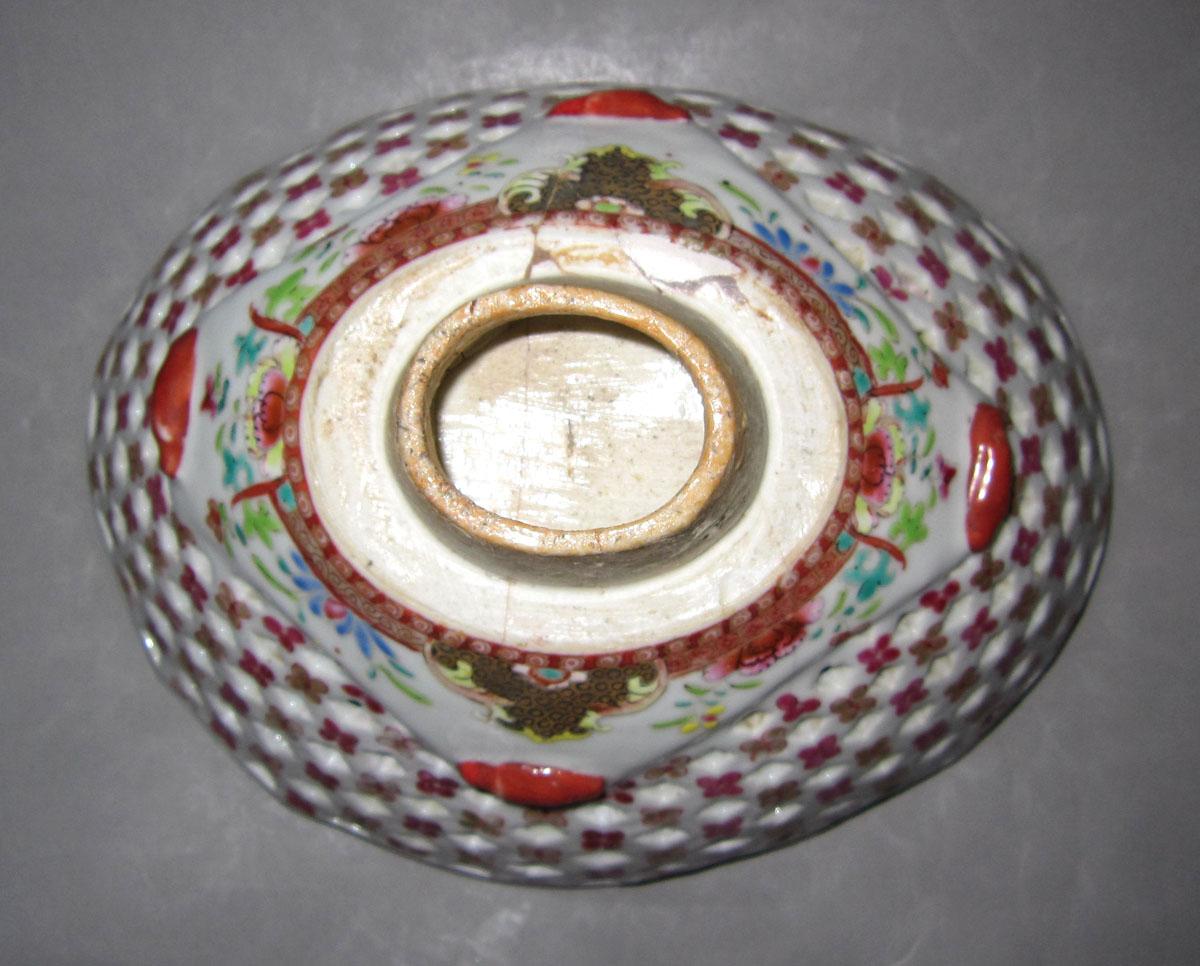 1959.2934 Porcelain fruit basket underside