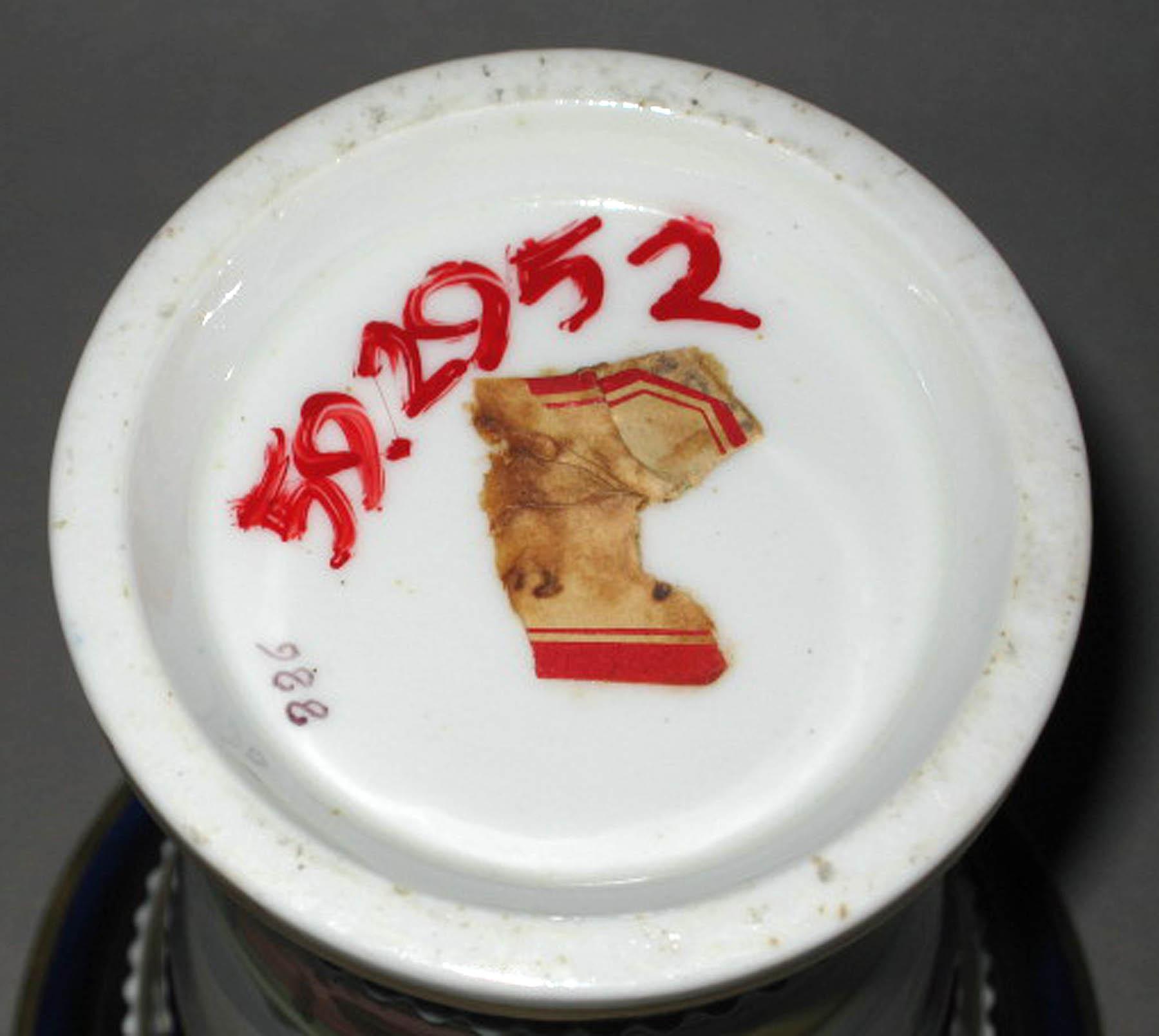 1959.2952 Porcelain vase (underside)