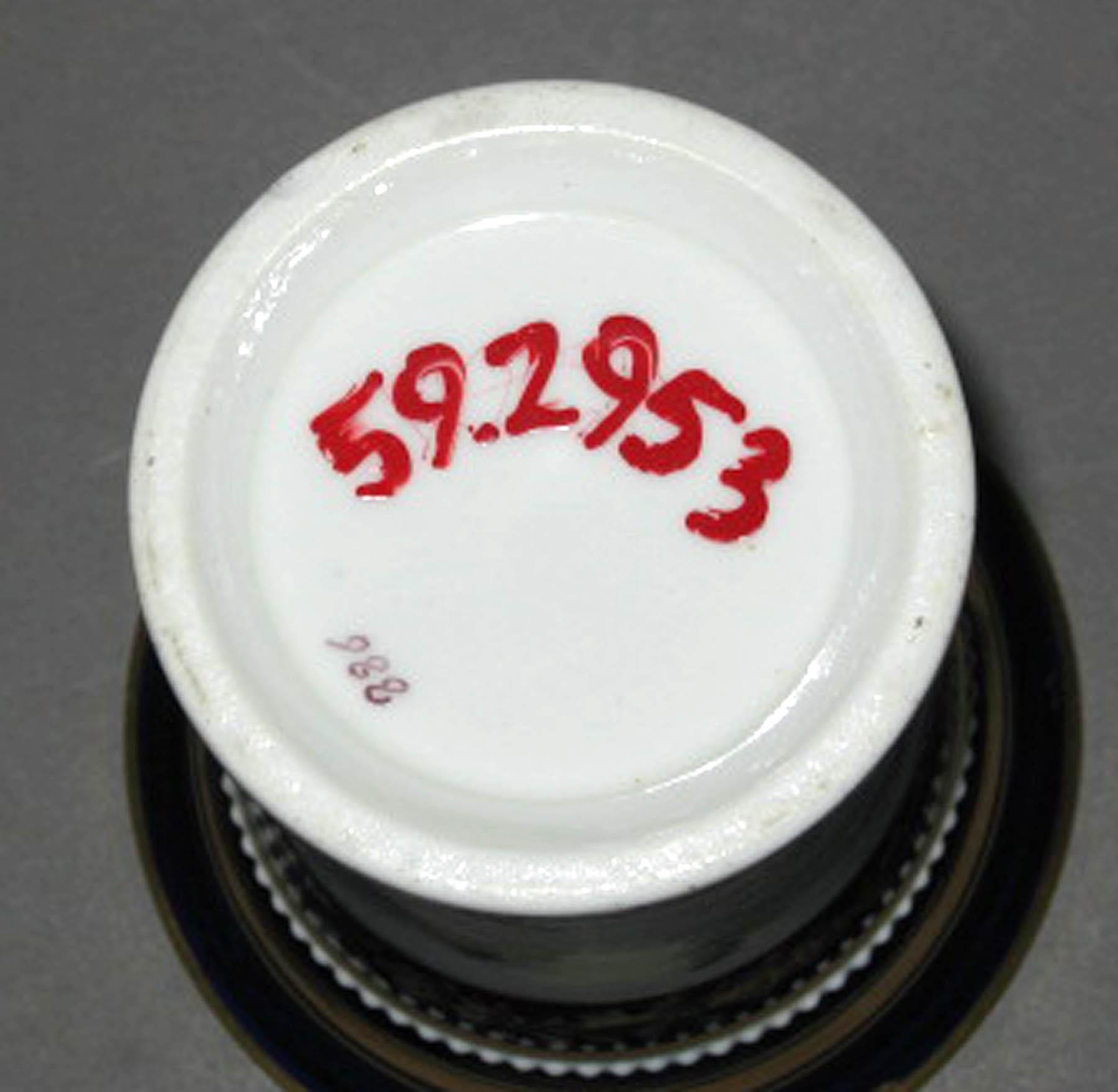 1959.2953 Porcelain vase (underside)