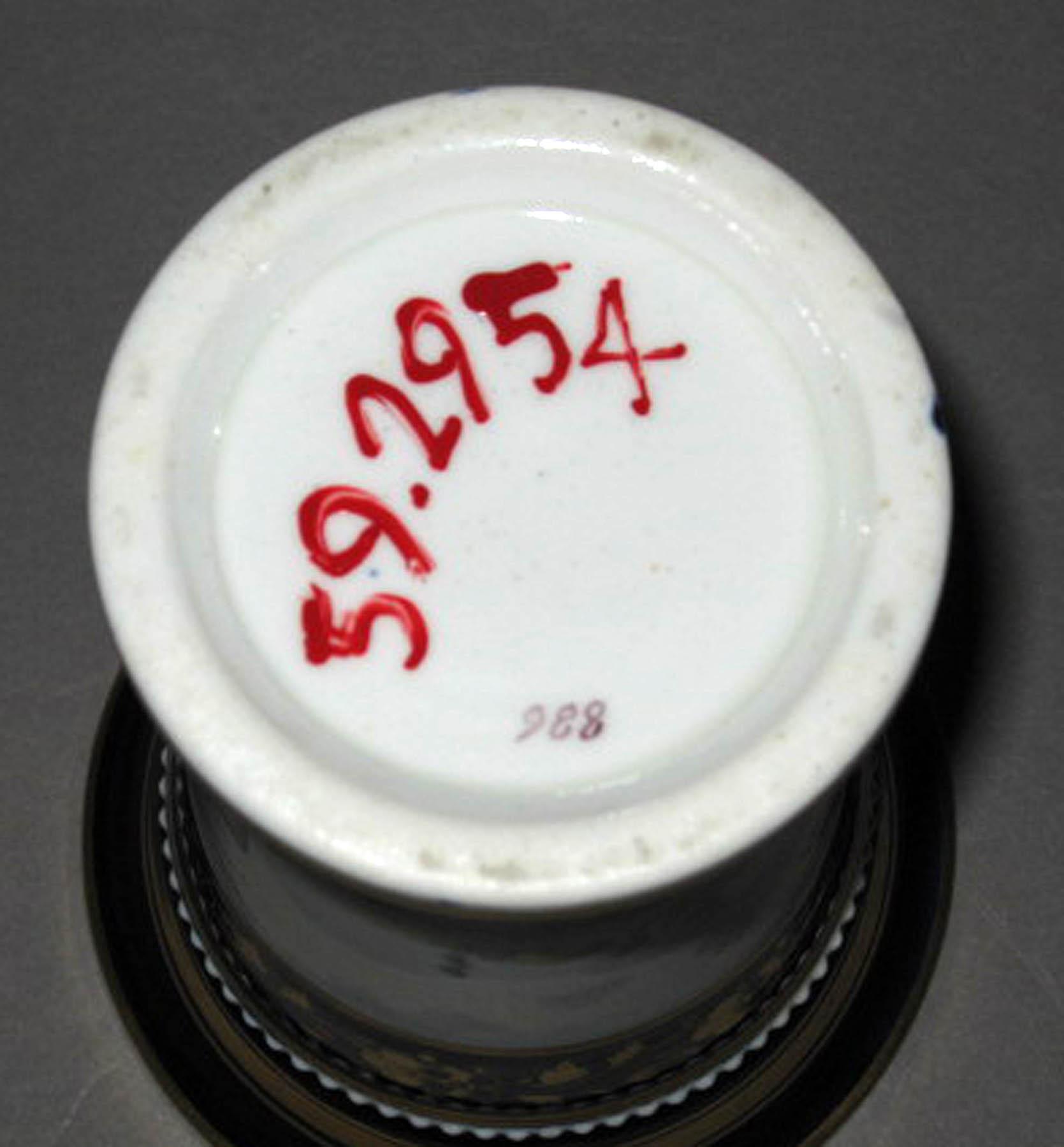 1959.2954 Porcelain vase (underside)