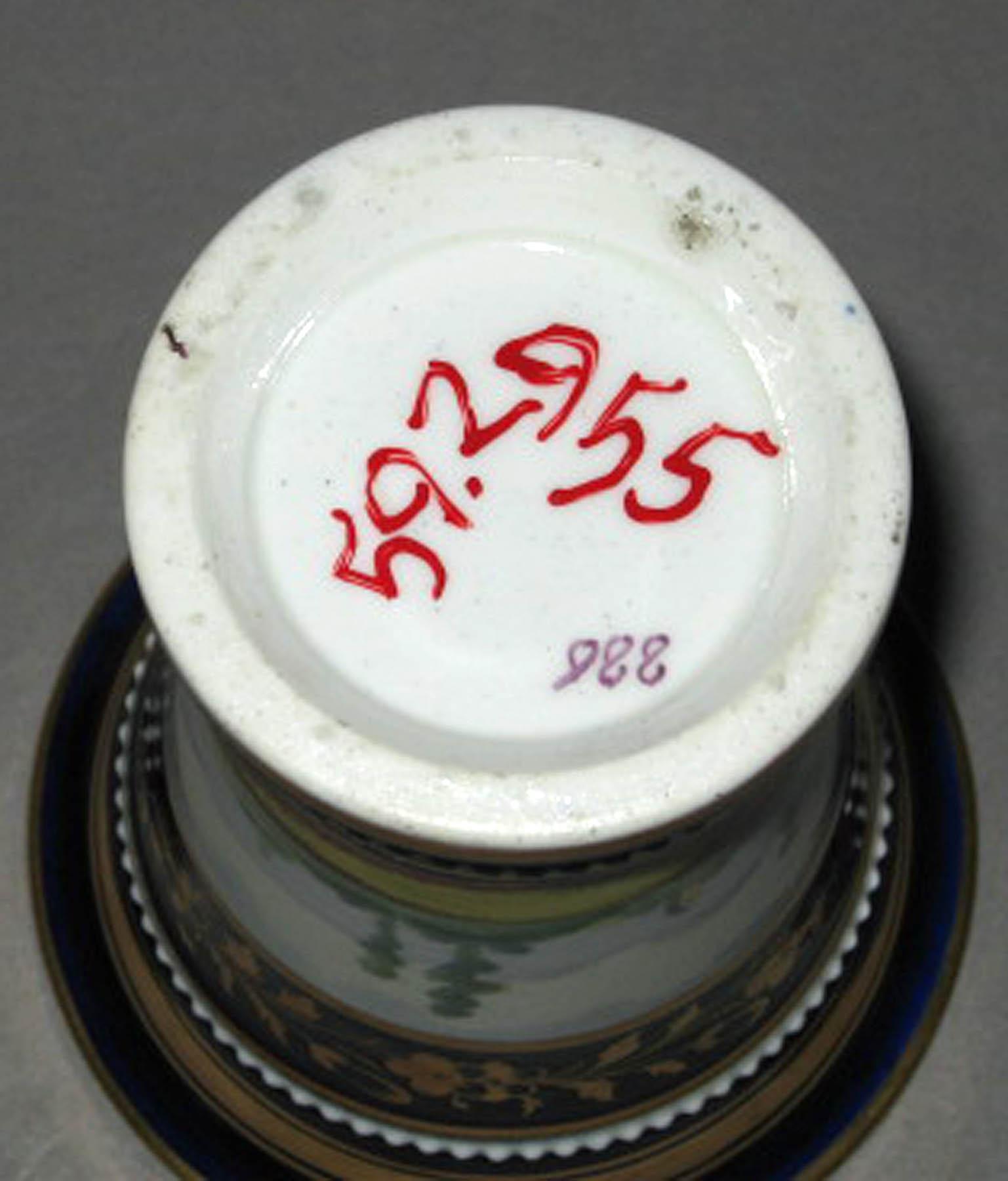 1959.2955 Porcelain vase (underside)