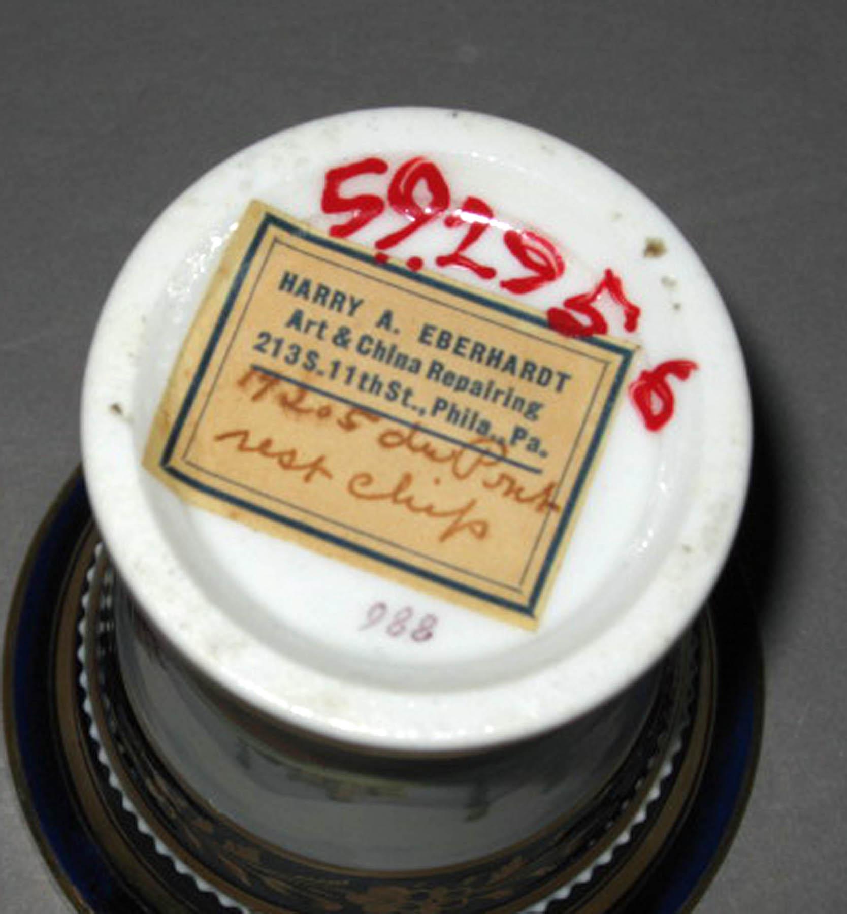 1959.2956 Porcelain vase (underside)