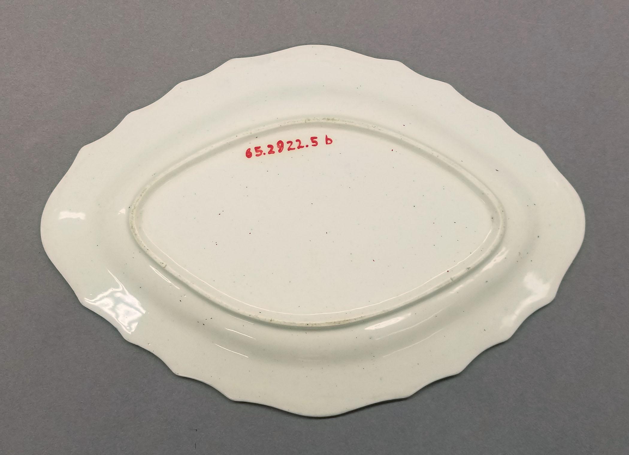 1965.2922.005 B Sauceboat stand or dish, underside