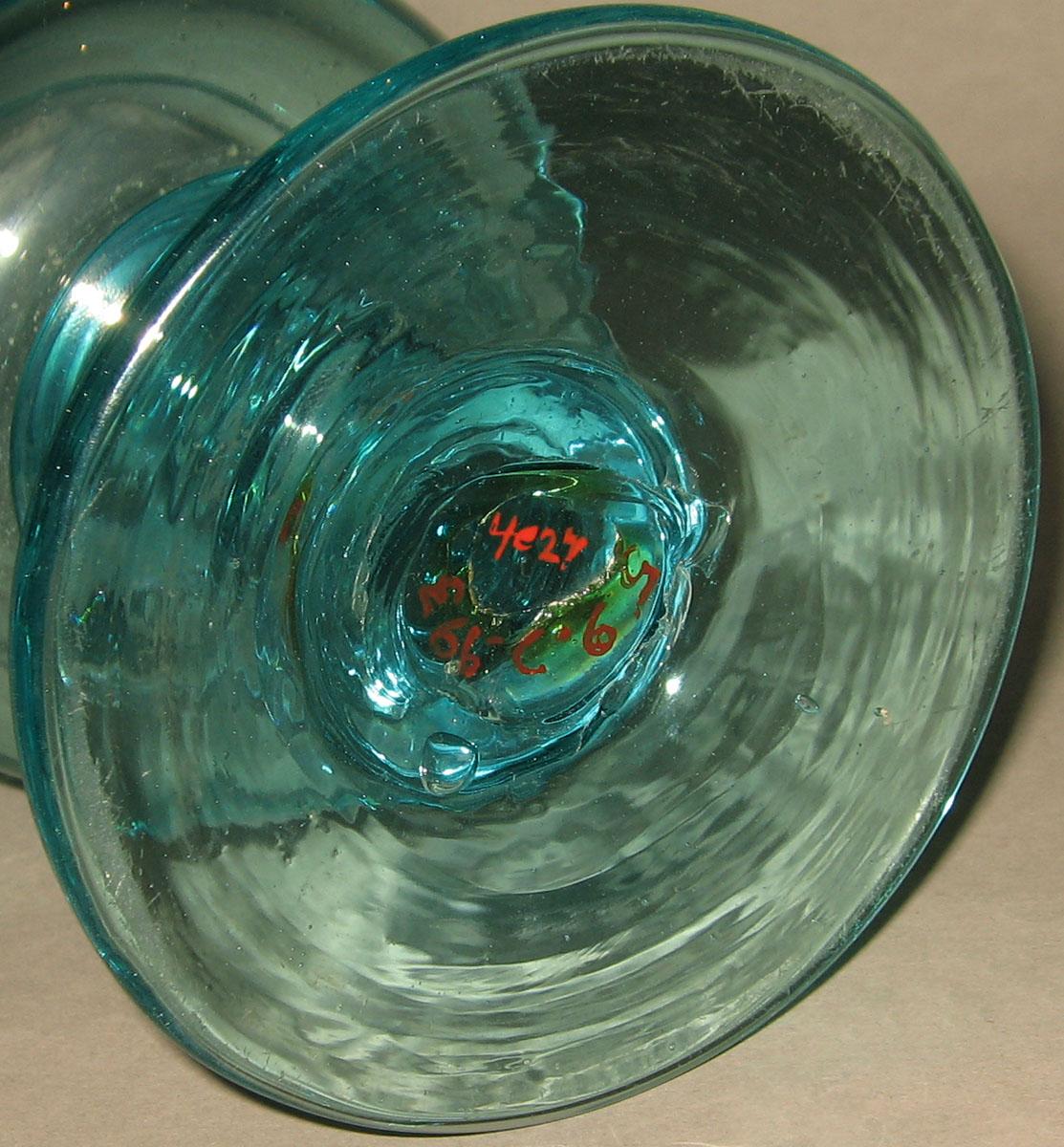 1959.2993 Glass vase (underside)