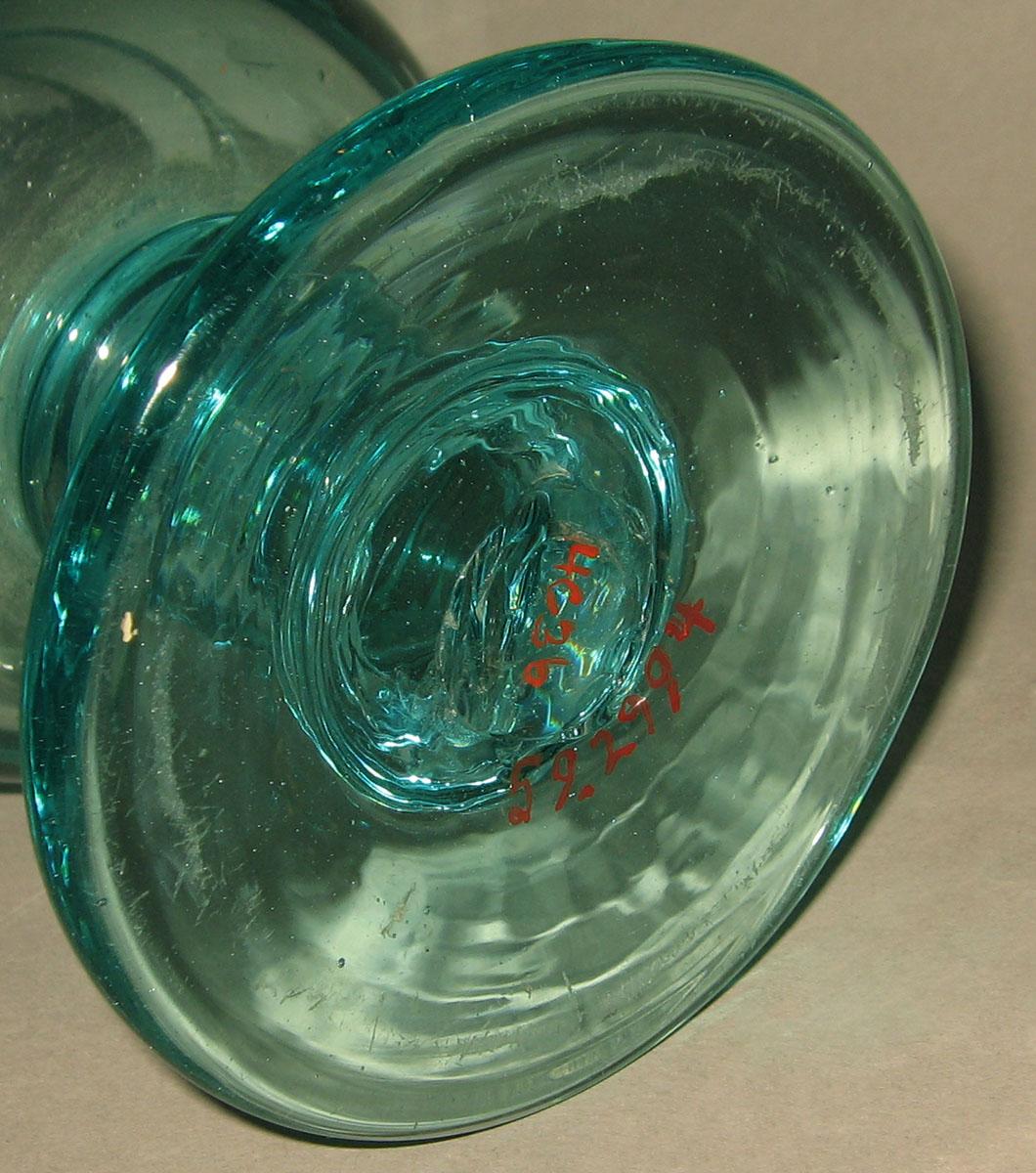1959.2994 Glass vase (underside)