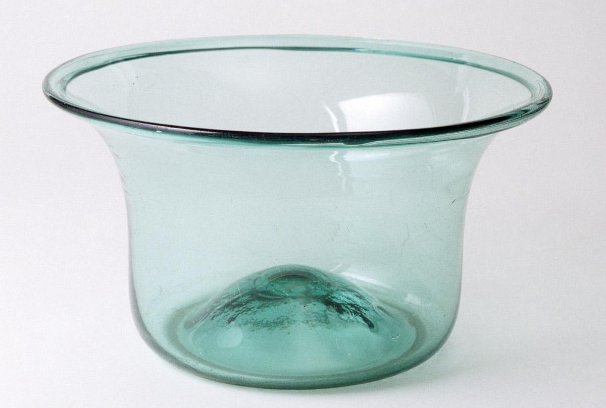 1959.2995 Glass milk pan