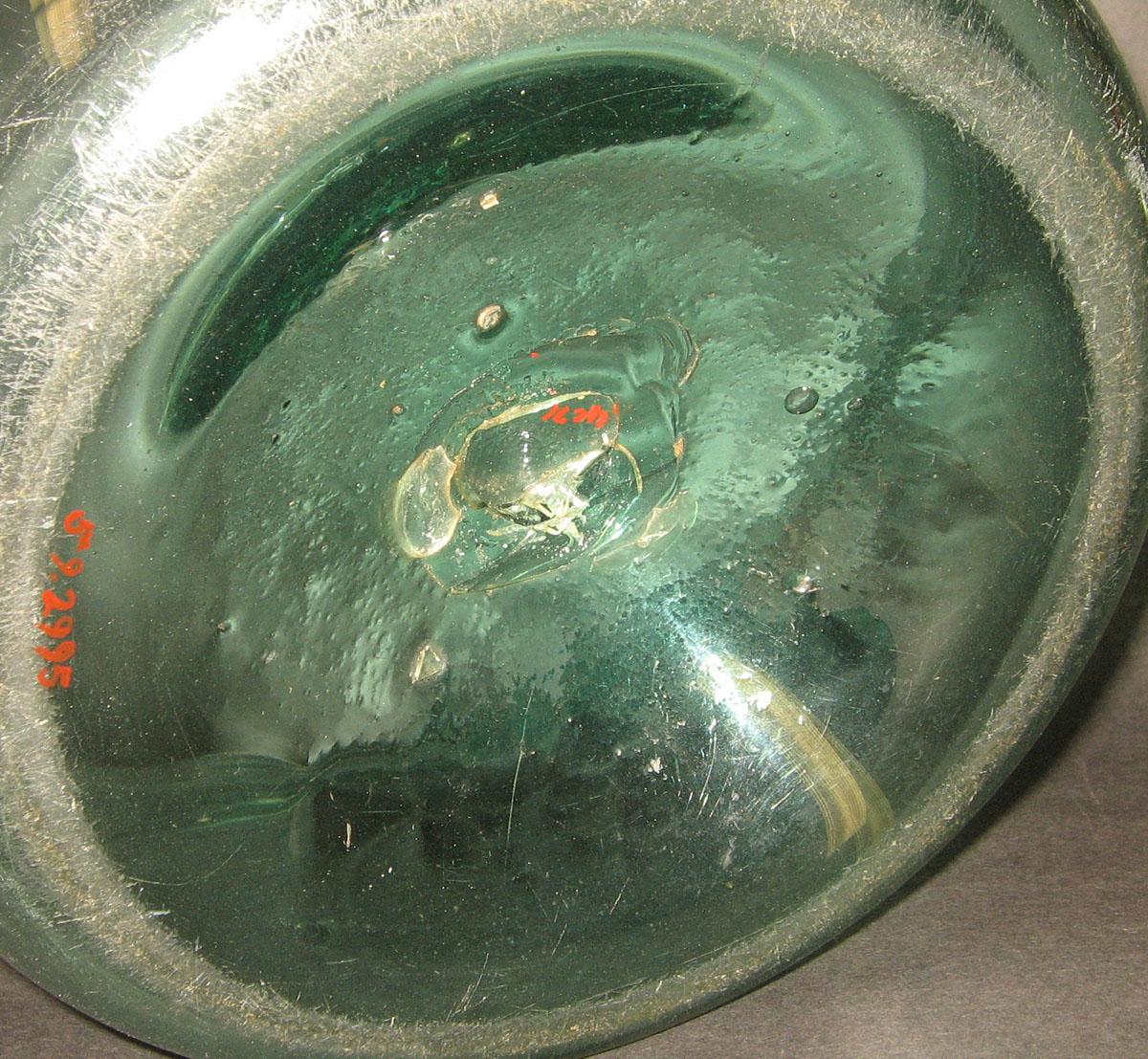 1959.2995 Glass milk pan (underside)