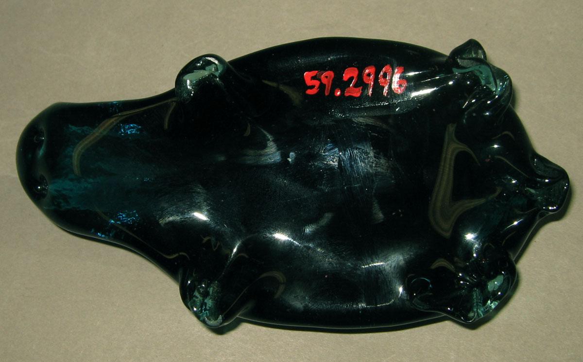 1959.2996 Green glass turtle (underside)