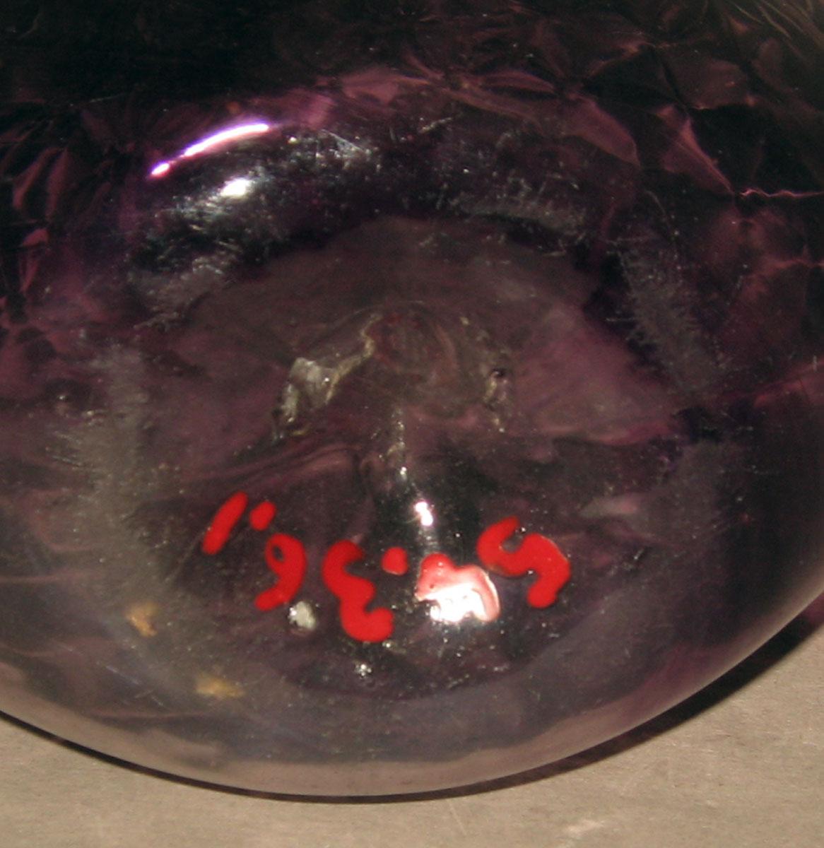 1954.0036.001 Glass flask (underside)