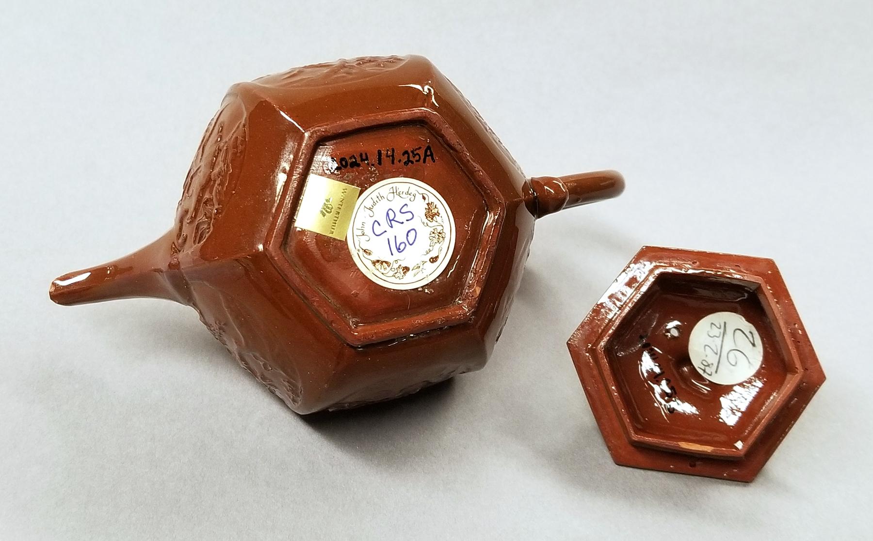 2024.0014.025 A,B Teapot underside