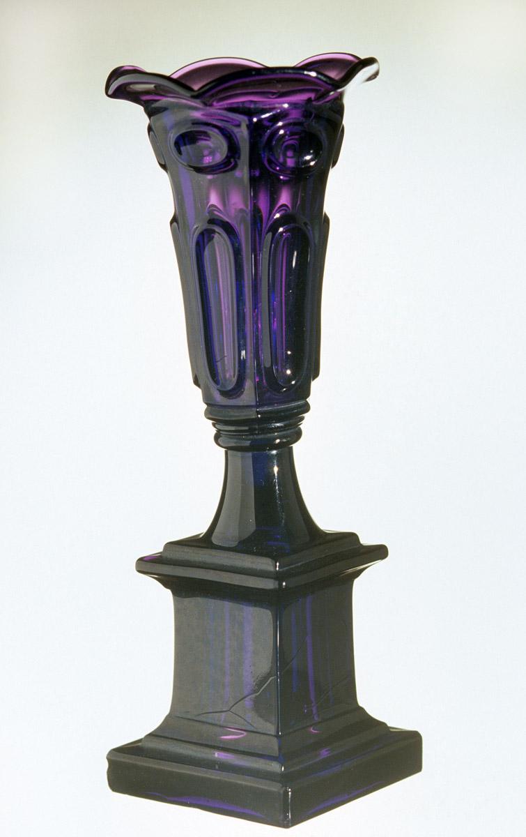 1959.2998 Glass vase