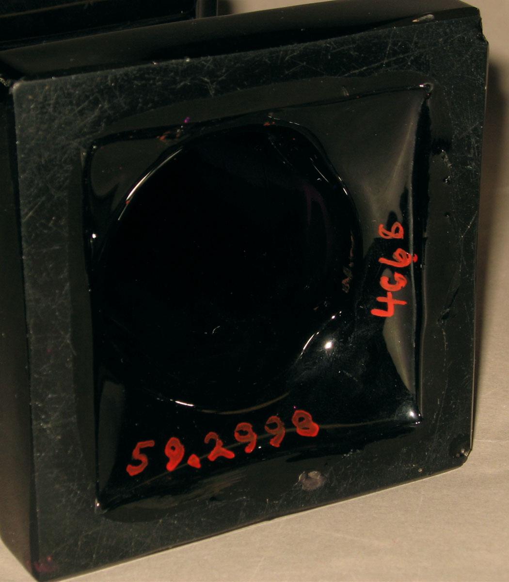 1959.2998 Glass vase (underside)