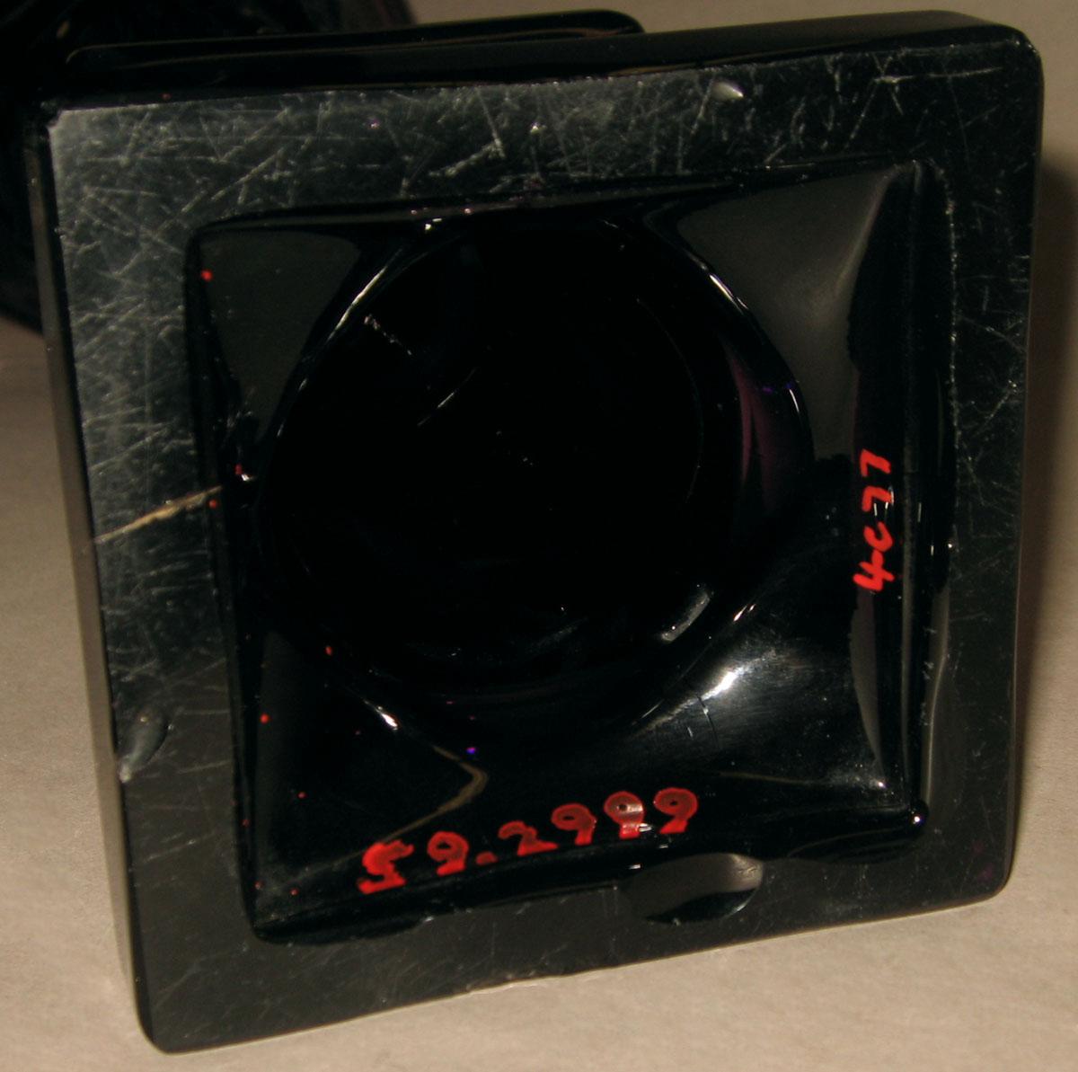 1959.2999 Glass vase (underside)