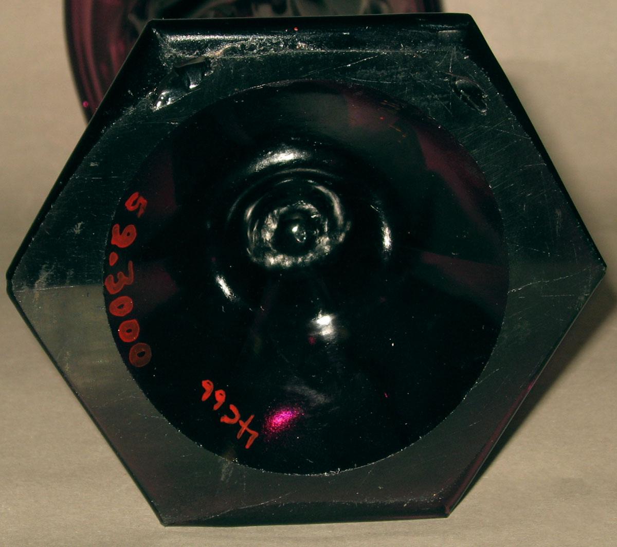 1959.3000 Glass vase (underside)